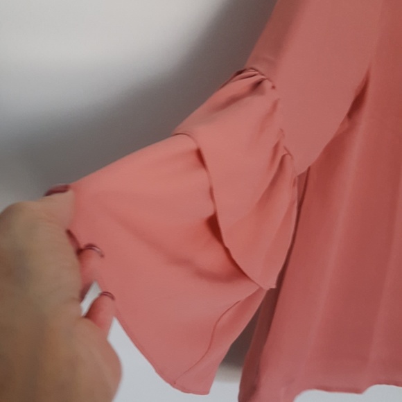 💐NWT Beautiful Ruffle-Sleeve Top💐 - Picture 2 of 4